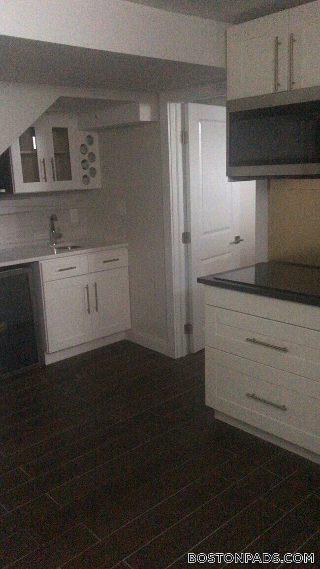 Building Photo - 7 Webster St