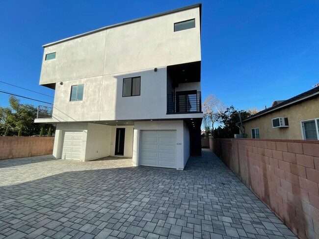 Building Photo - 6347 Farmdale Ave