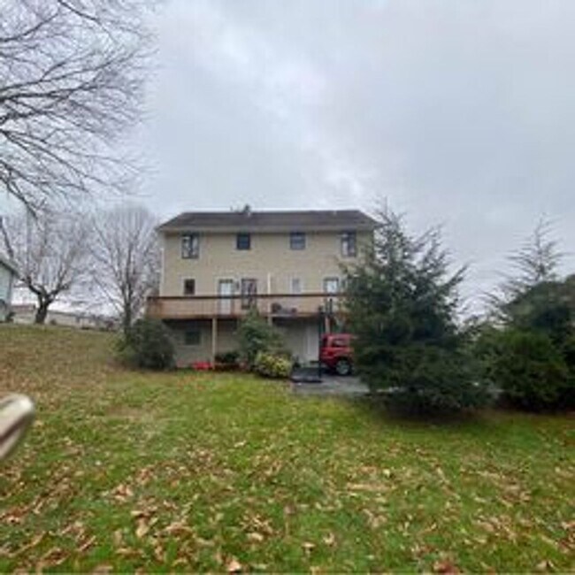 Building Photo - 131 Lake Dr