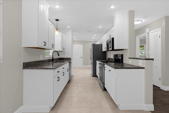 Building Photo - Fantastic Winter Park Home Now Available