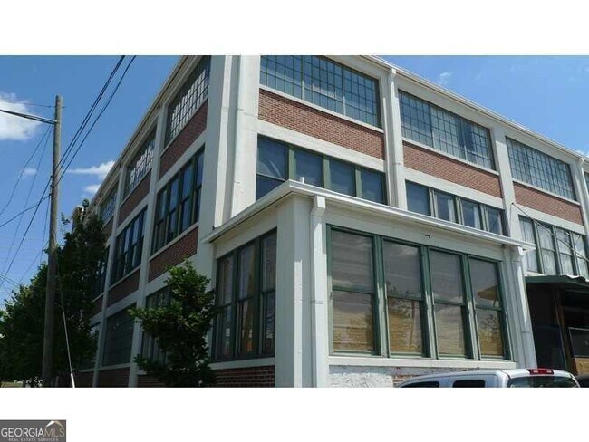 Building Photo - 881 Memorial Dr SE