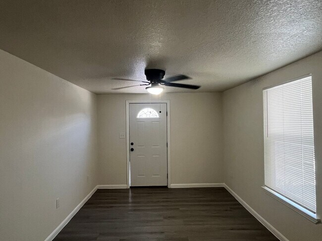 Building Photo - 415 Elmwood Dr