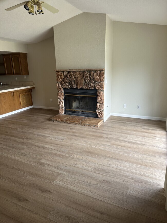 Foto del edificio - 49400 River Park Rd