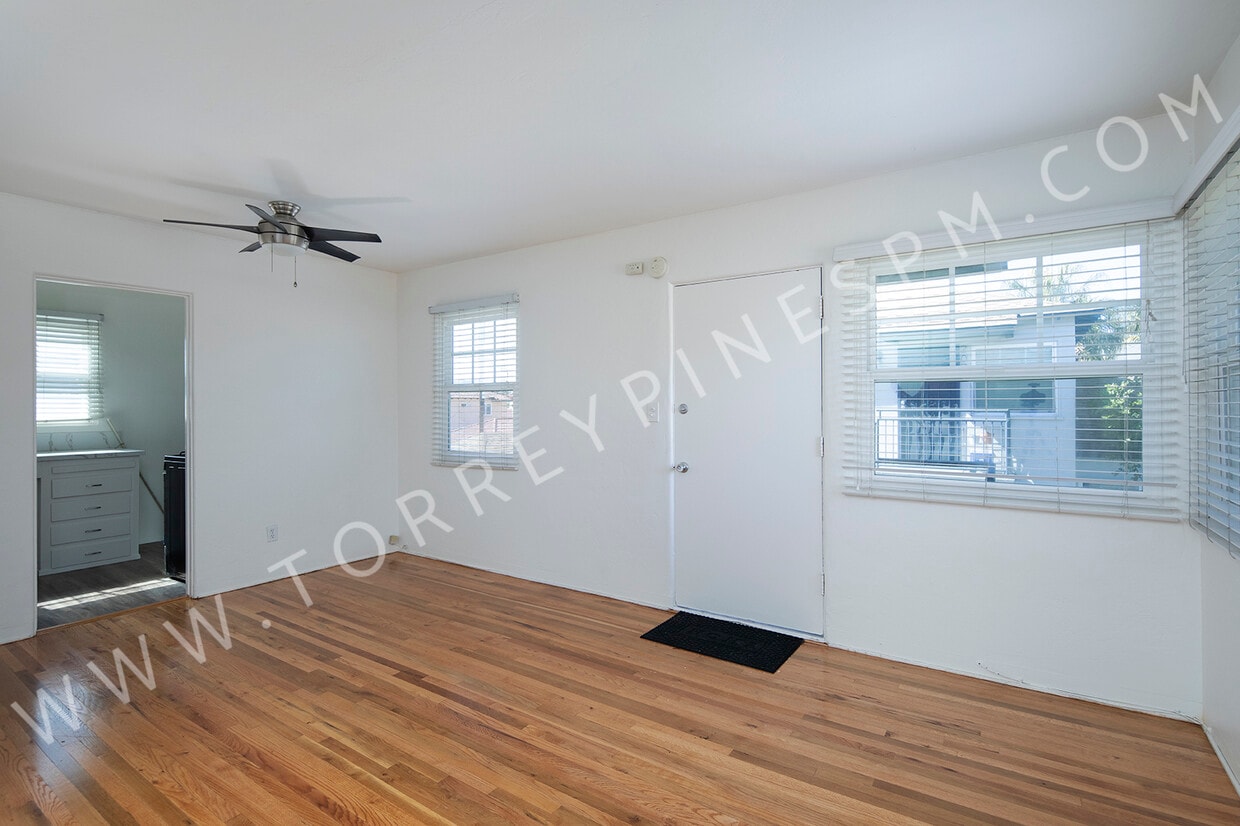 Primary Photo - 2073-2079 Emerald St