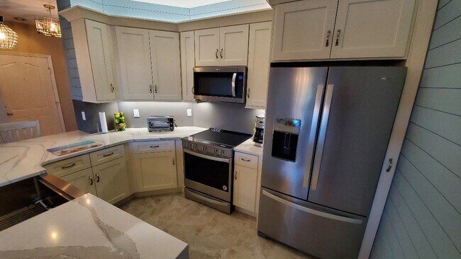 Building Photo - Bouchelle Condo Available August 24th!!!