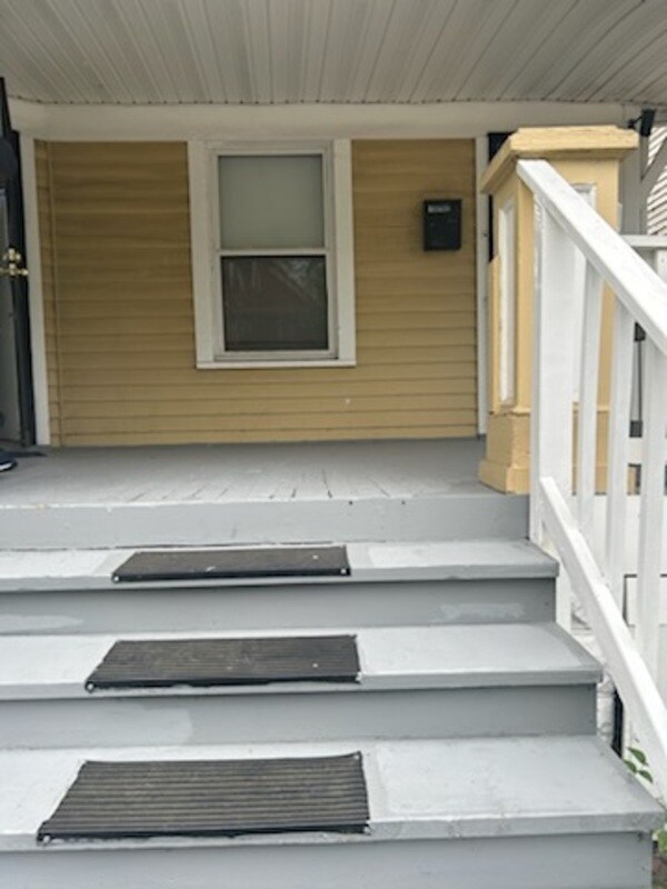 Foto del edificio - 10702 Bryant Ave
