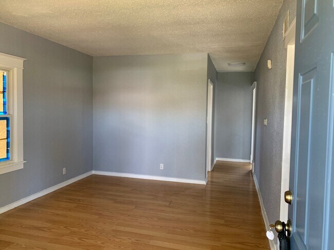 Foto del edificio - 7642 Fairham Ave