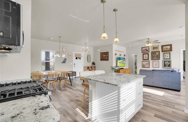 Foto del edificio - 1004 Village Dr