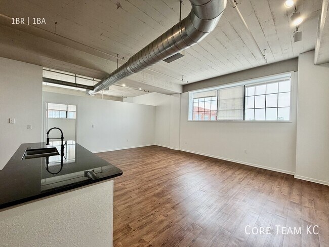 Building Photo - 320 W 7th St