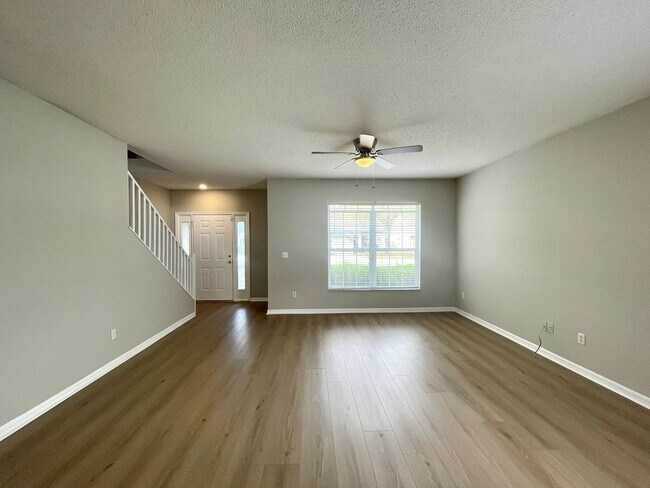 Building Photo - Nice 4/2.5 Two-Story Home in East Orlando ...
