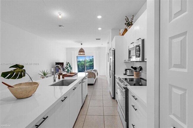 Building Photo - 3 br, 2 bath House - 8175 NW 104th Ave Apt 28