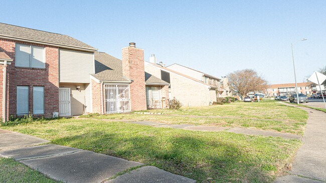 Building Photo - 10920 Village Bend Ln