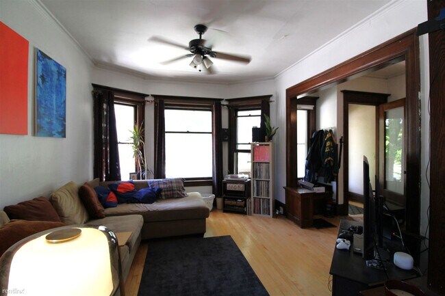 Building Photo - 3 br, 1 bath Triplex - 3200 N Bartlett Ave...