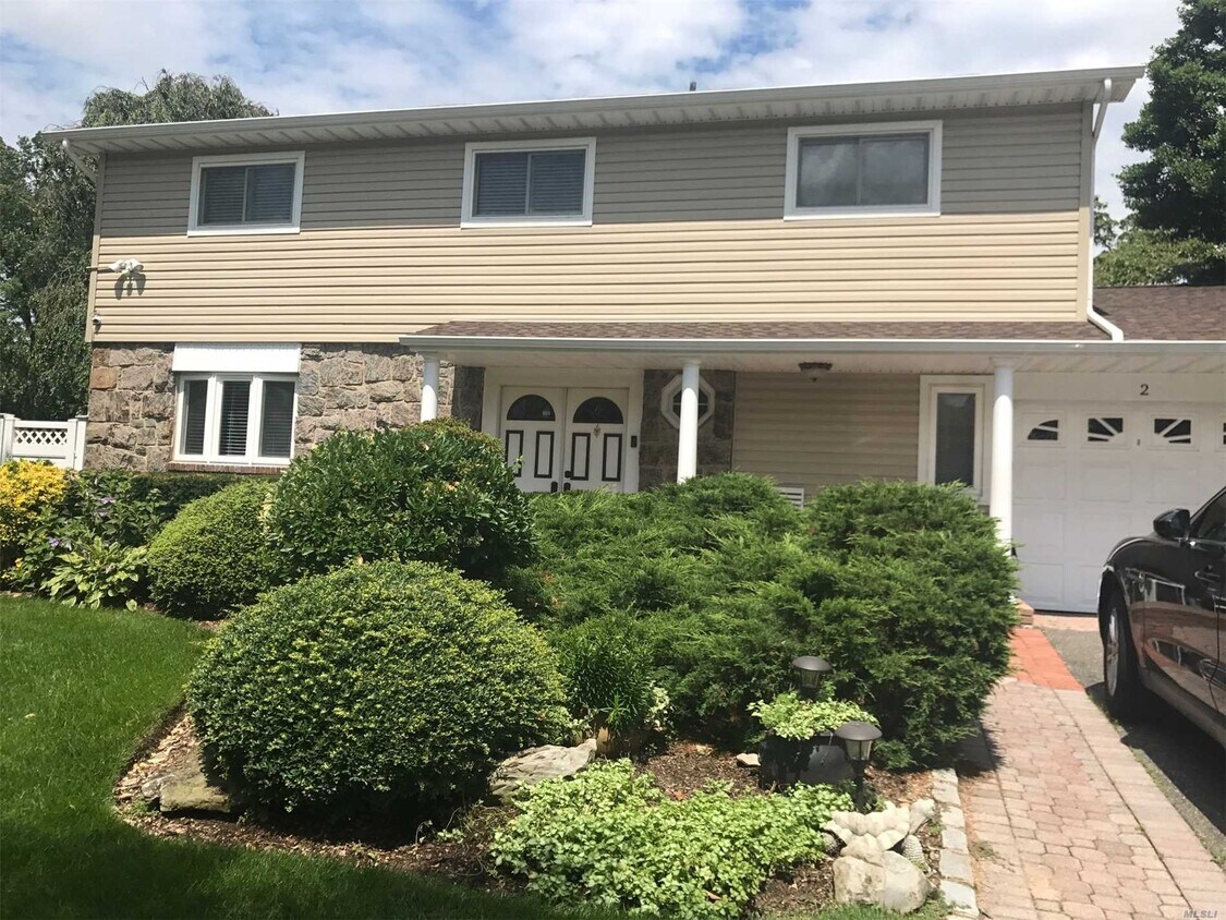 Primary Photo - 2 Niagara Dr