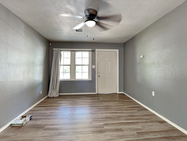 Building Photo - 1209 Carverdale Dr