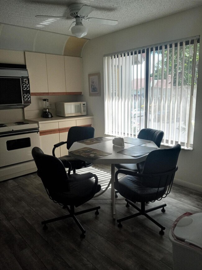 Foto del edificio - 5750 Fairway Park Ct
