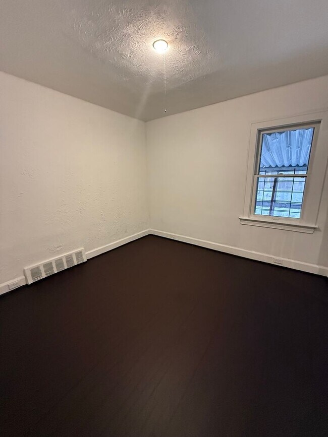 Foto del edificio - 10214 Nelson Ave