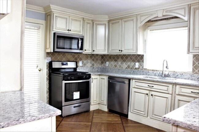 Foto del edificio - 1558 Collins Hill Rd