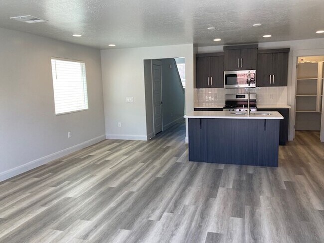 Foto del edificio - Beautiful 4 Bedroom Home in Desert Canyon!
