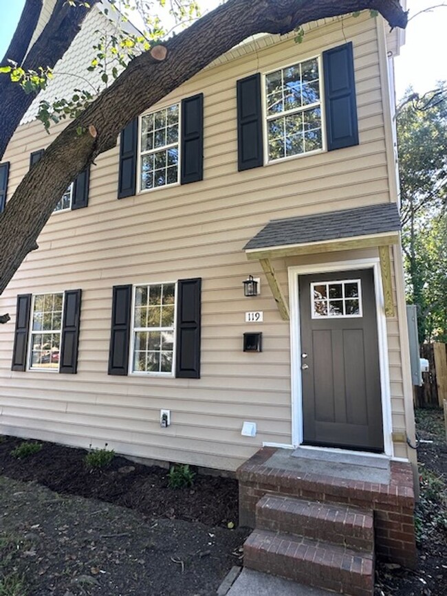 Foto del edificio - Fully Rehabbed Upstairs Unit!