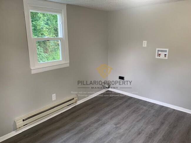 Building Photo - Renovated 2 Bedroom / 1 Bath Home – Move-I...