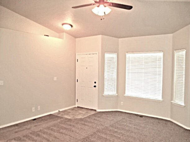 Foto del edificio - 4707 Oxbow Ave