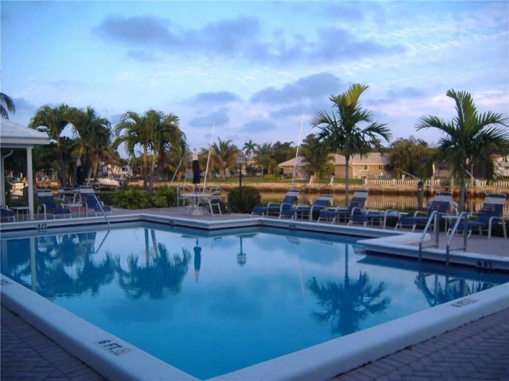 Building Photo - 120 Cypress Club Dr