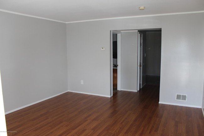Building Photo - 82 Cliffwood Ave W
