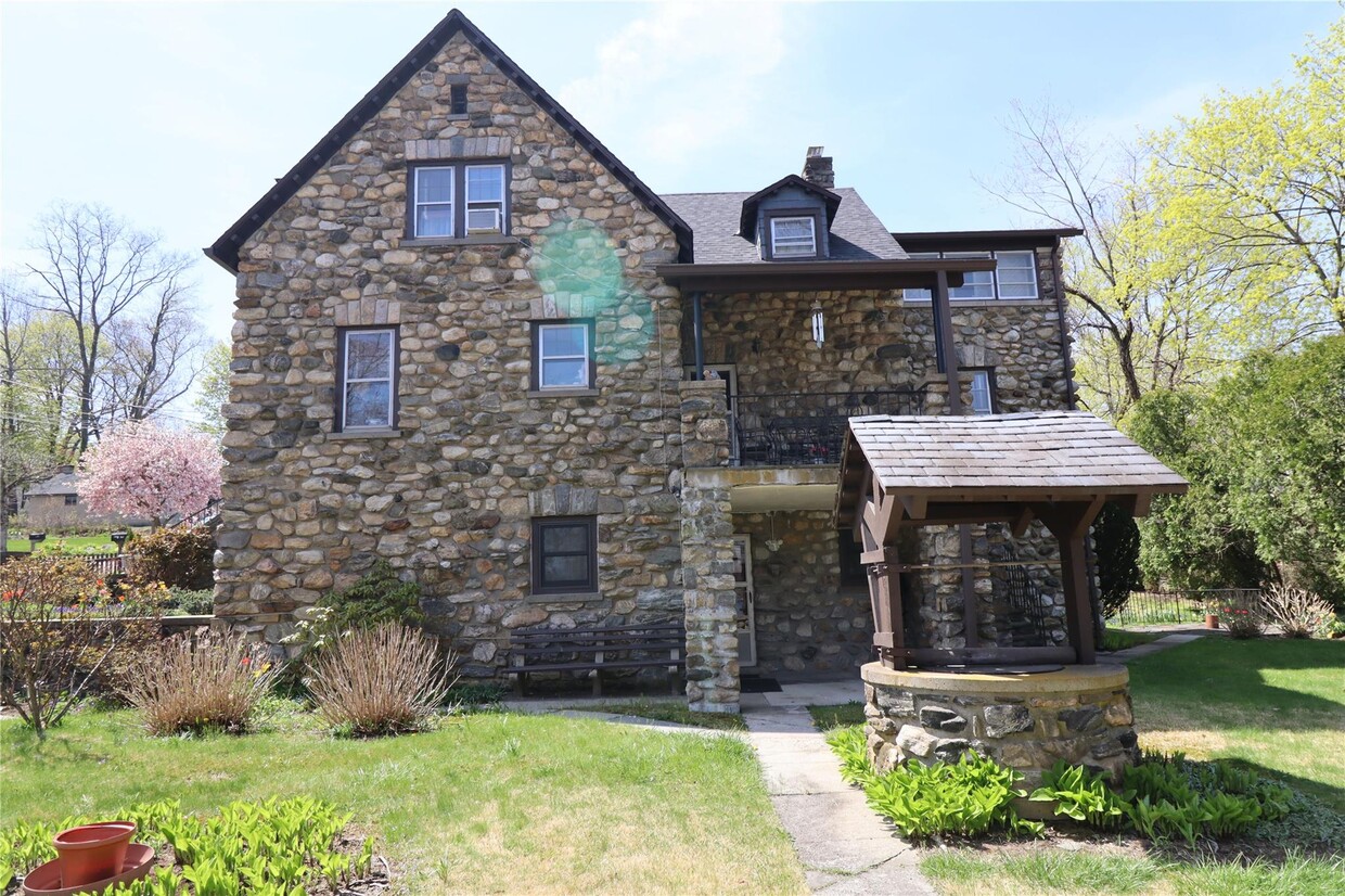 Foto principal - 215 Overland Rd