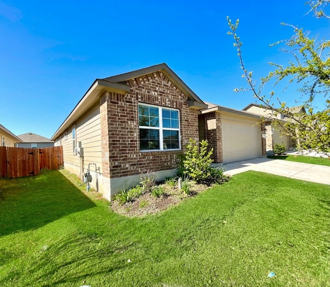 Building Photo - *MOVE IN SPECIAL* Stunning 4/2 Home With Access To Pool, Trails & 24-Hour Fitness Center!