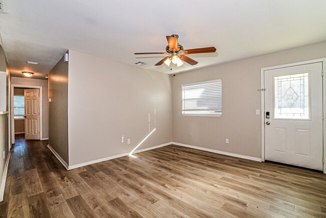 Foto del edificio - 218 Woodmere Blvd