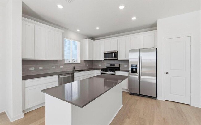 Building Photo - 120 Golden Bell Wy