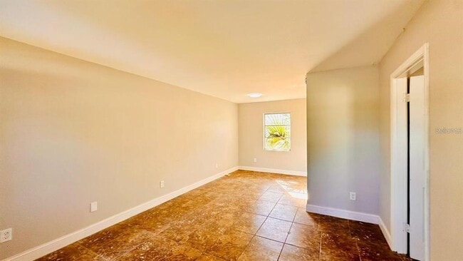 Foto del edificio - 390 W Haines Blvd