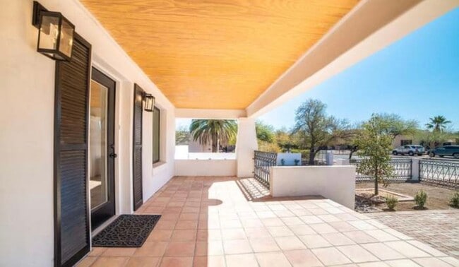 Photo - 2231 E Helen St Apartment