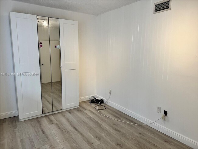 Foto del edificio - 8025 Lake Dr