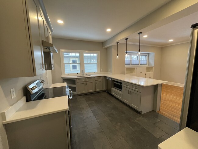 Spacious kitchen - 508 Daly Ave