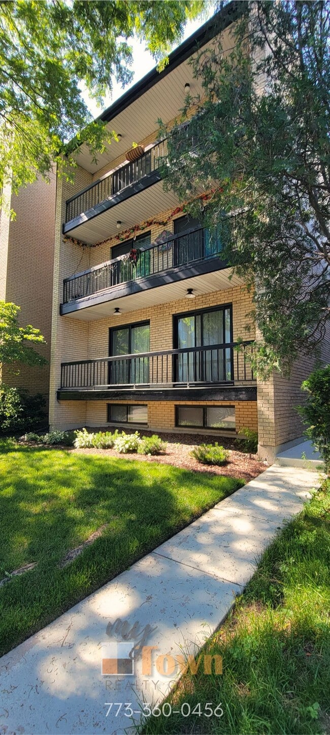 Building Photo - 2740 W Farragut Ave