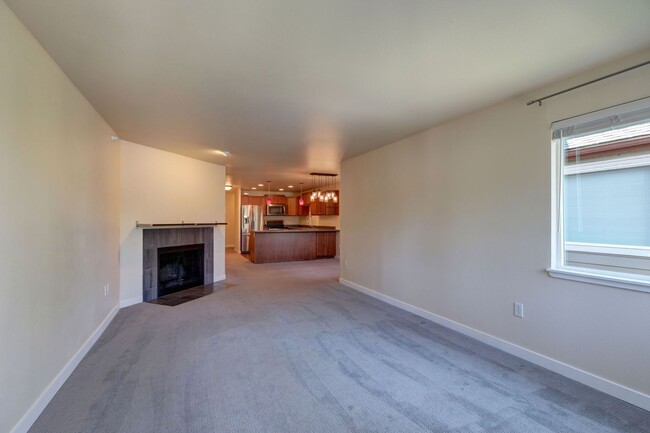 Building Photo - Spacious 2bd, 2ba Upper Unit Available in ...