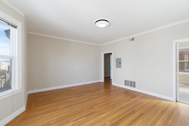 Building Photo - Spacious & Pet Friendly 1BR/1BA in Beautif...