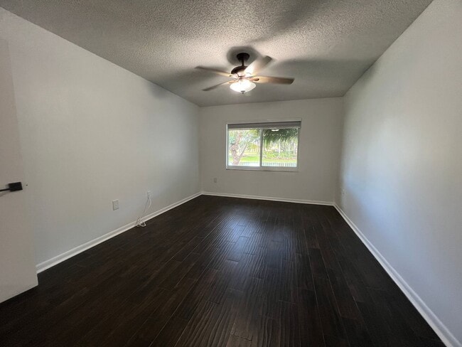 Building Photo - Pretty, Rarely Available 3/2 Lakeview in Davie