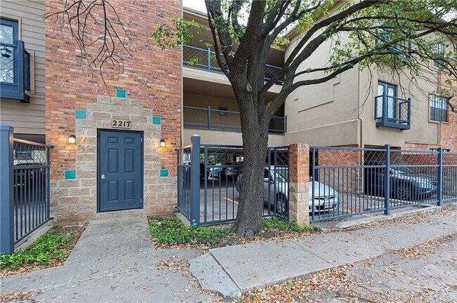 Building Photo - 1/1 Apartment Walking Distance to UT