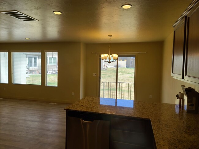 Building Photo - 3 Bed 2.5 Bath Available June 1st