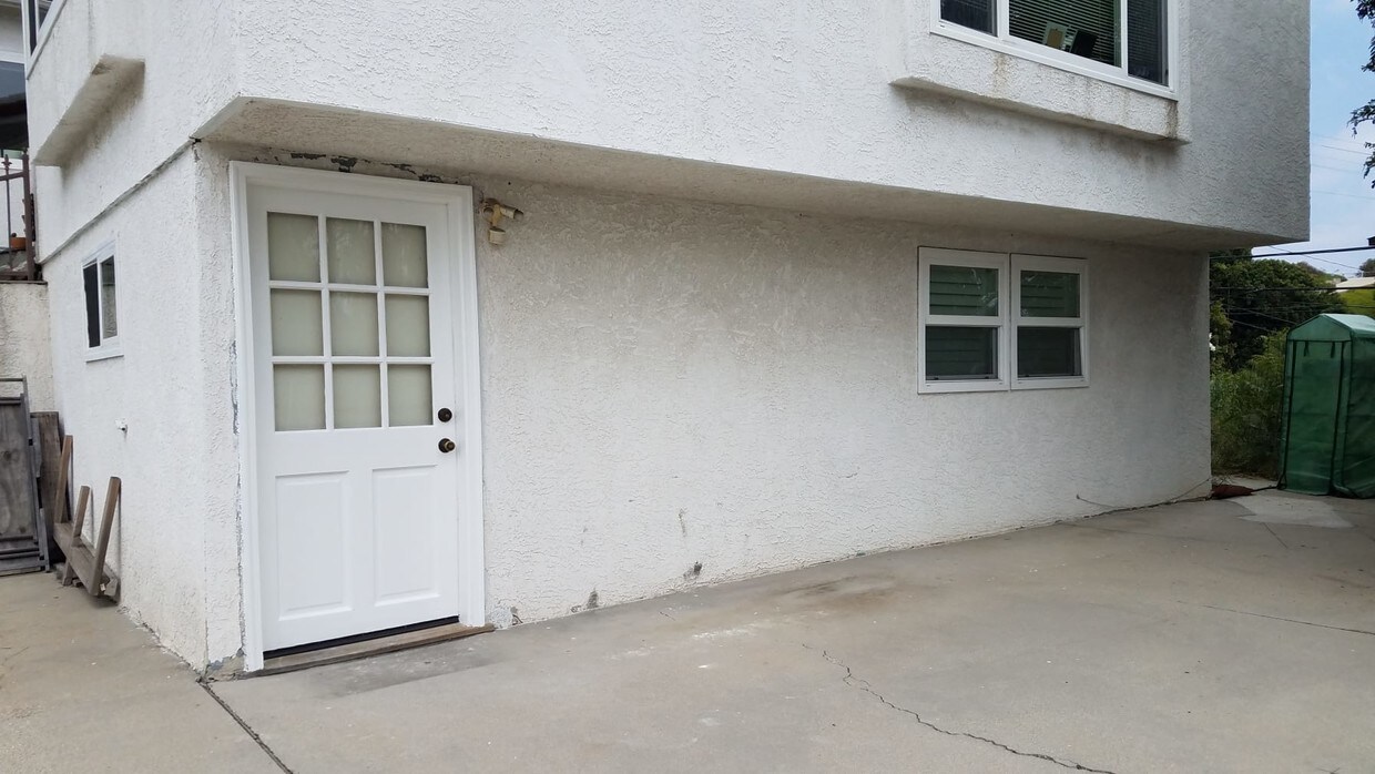 Private entrance - 1897 Le Flore Dr