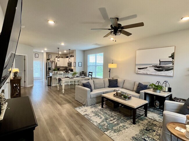 Foto del edificio - FOR LEASE: END UNIT TOWNHOME LOCATED IN LE...