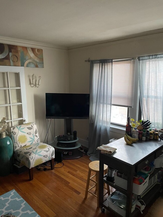 Foto del edificio - CUTE BRICKTOWN 1BED W/ TONS OF LIGHT!