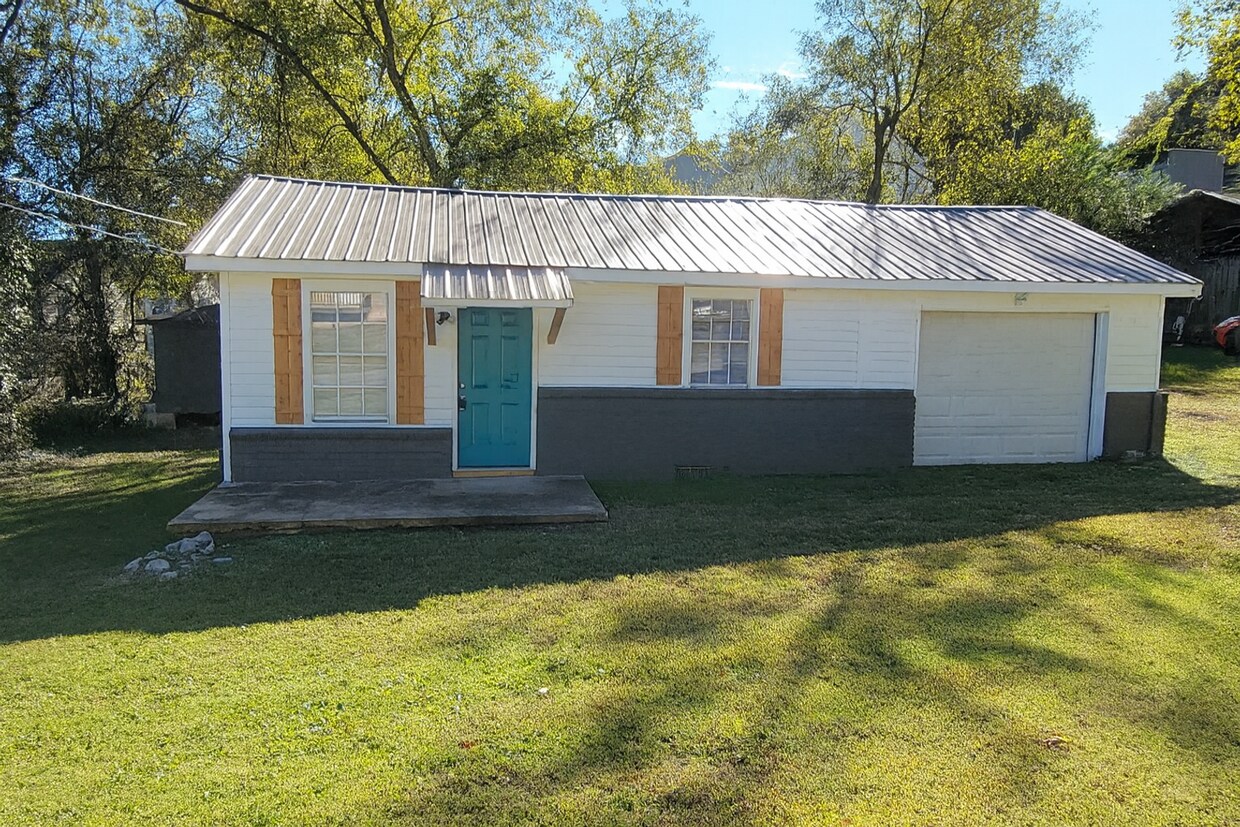 Primary Photo - 2 bedroom 1 bath house - 3 minutes from No...