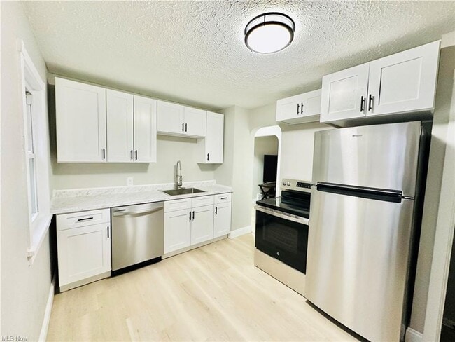 Building Photo - Three bedroom one bathroom home for rent