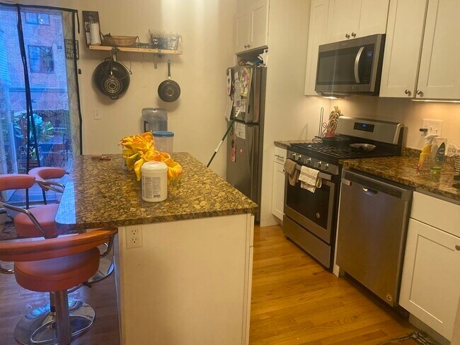 Building Photo - 13 Grant St