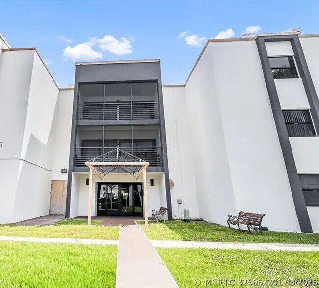 Foto del edificio - 4040 N Hills Dr