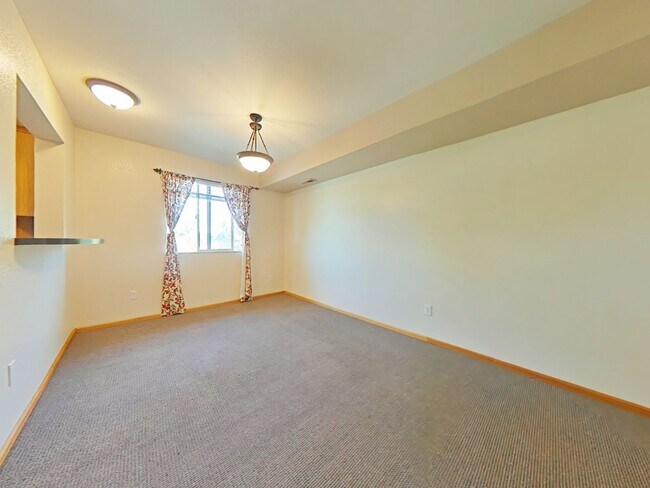Foto del edificio - 3 Bedroom Townhouse ~ Close to Campus